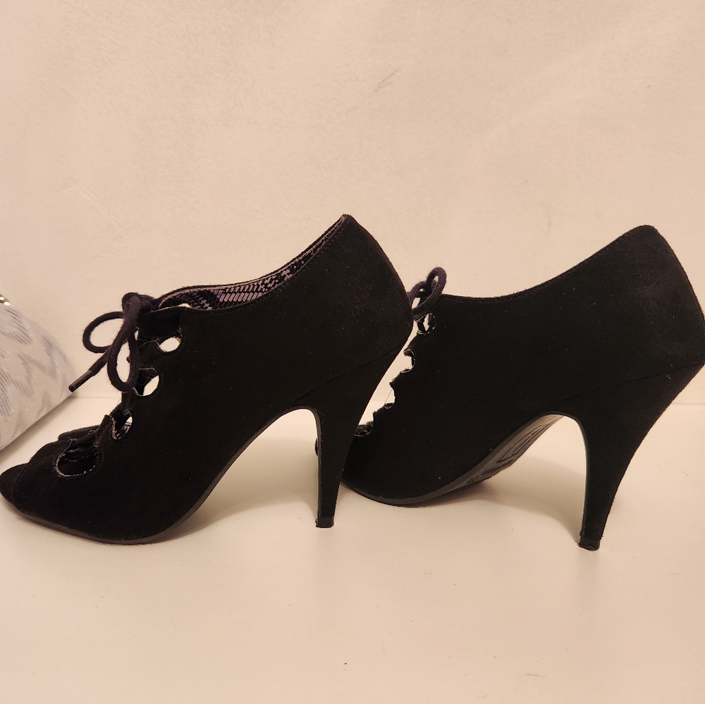 Christian Siriano Women's shoes made of natural suede.Elegant heel, comfortable